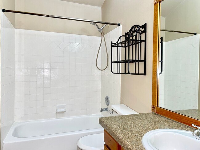 Building Photo - FANTASTIC 4 BEDROOM IN FAIRFAX