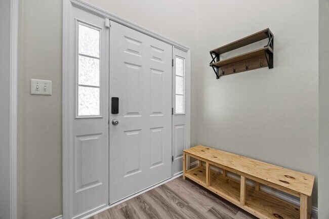 Building Photo - Fully Furnished Month to Month/Short Term Rental!