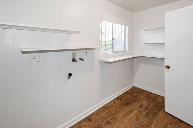 Building Photo - Available Now! Spacious 3BR, 2BA, 1,76sq.f...