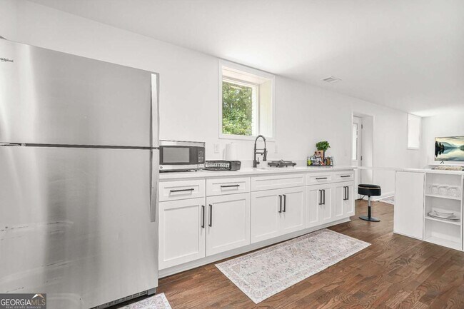 Building Photo - 2430 Hanford Dr SW