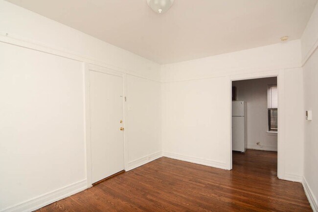 Building Photo - 931 W Sunnyside Ave