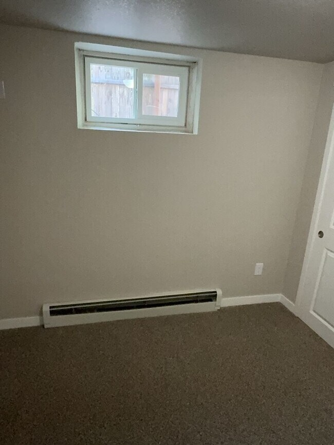 Building Photo - Utilities Included - 1 Bed 1 Bath Apartment