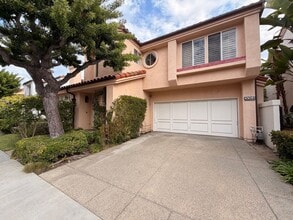 Building Photo - Beautiful 3 Bedroom, 2.5 Bathroom Newport ...