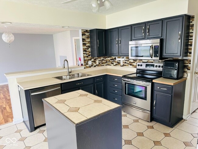 Building Photo - 6932 Thousand Oaks Ln