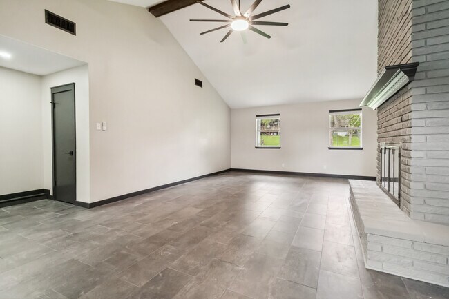 Building Photo - 634 Flatrock Dr