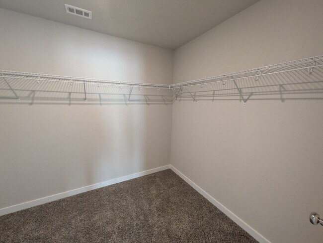 Building Photo - 1 story gem with quick access to Randolph!!