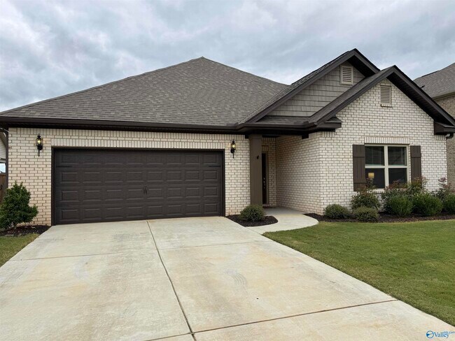 Building Photo - 209 Saddle St