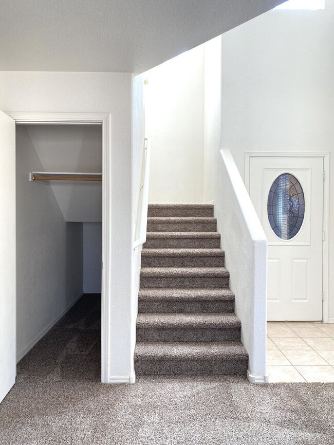 Building Photo - GATED COMMUNITY - 3 Bedroom w/Loft