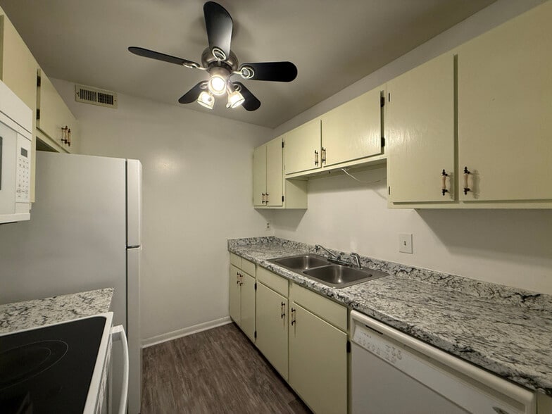 Building Photo - 514 N Petway St