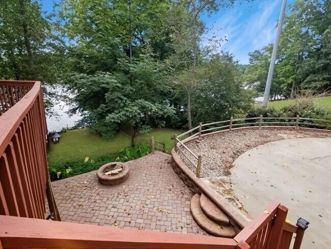 Building Photo - Lakefront Cottage Near Town with Stunning Views