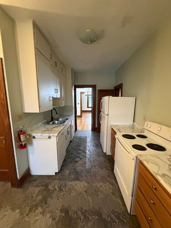 Building Photo - 316 N Sycamore St