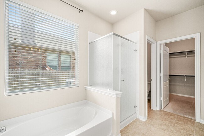Building Photo - New Braunfels Beauty with plenty of SPACE!