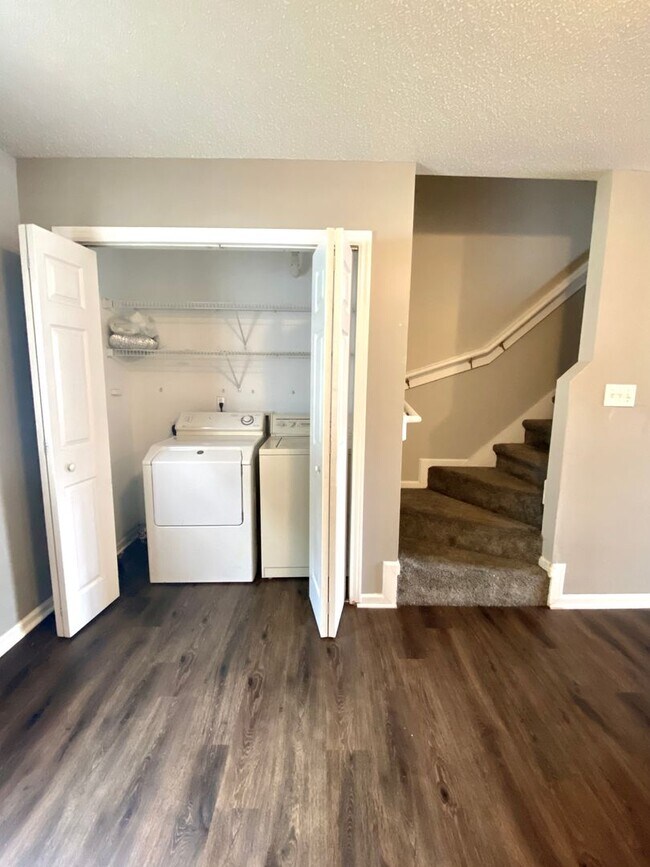 Building Photo - Well Maintained 2 Bedroom Townhome!