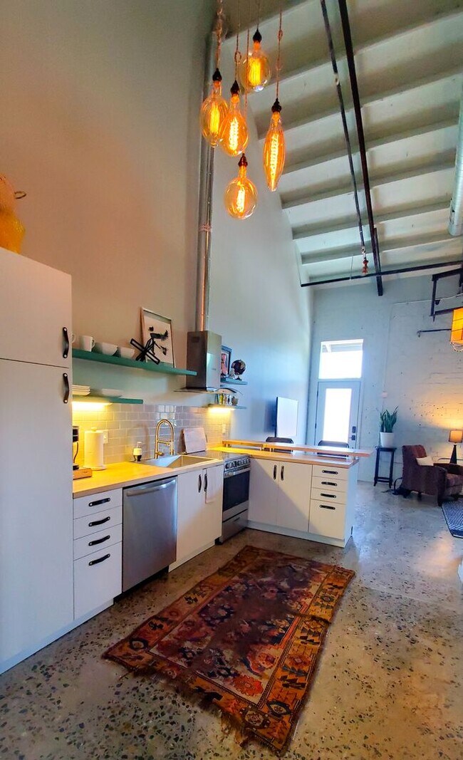 Building Photo - 1020 E 6th St