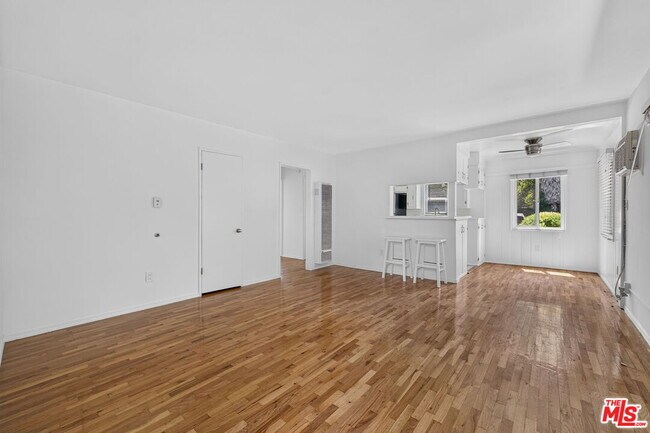 Building Photo - 13553 Moorpark St