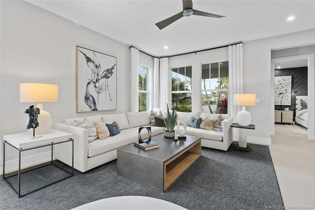 Building Photo - 823 SW Pr Ave