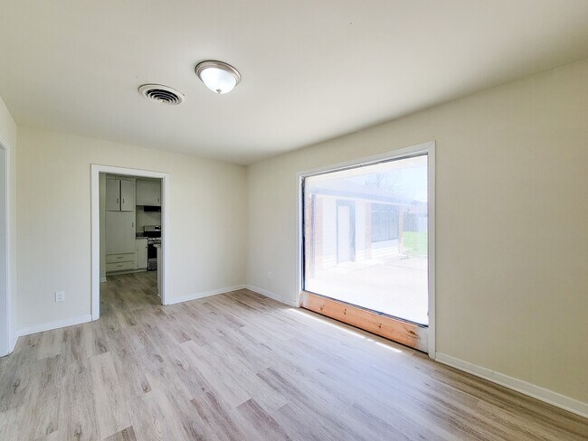 Building Photo - 133 S Yaupon St