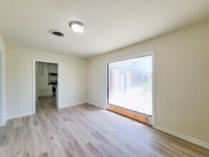 Building Photo - 133 S Yaupon St