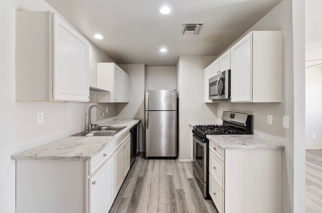 Primary Photo - Recent Remodel on Lee Street!