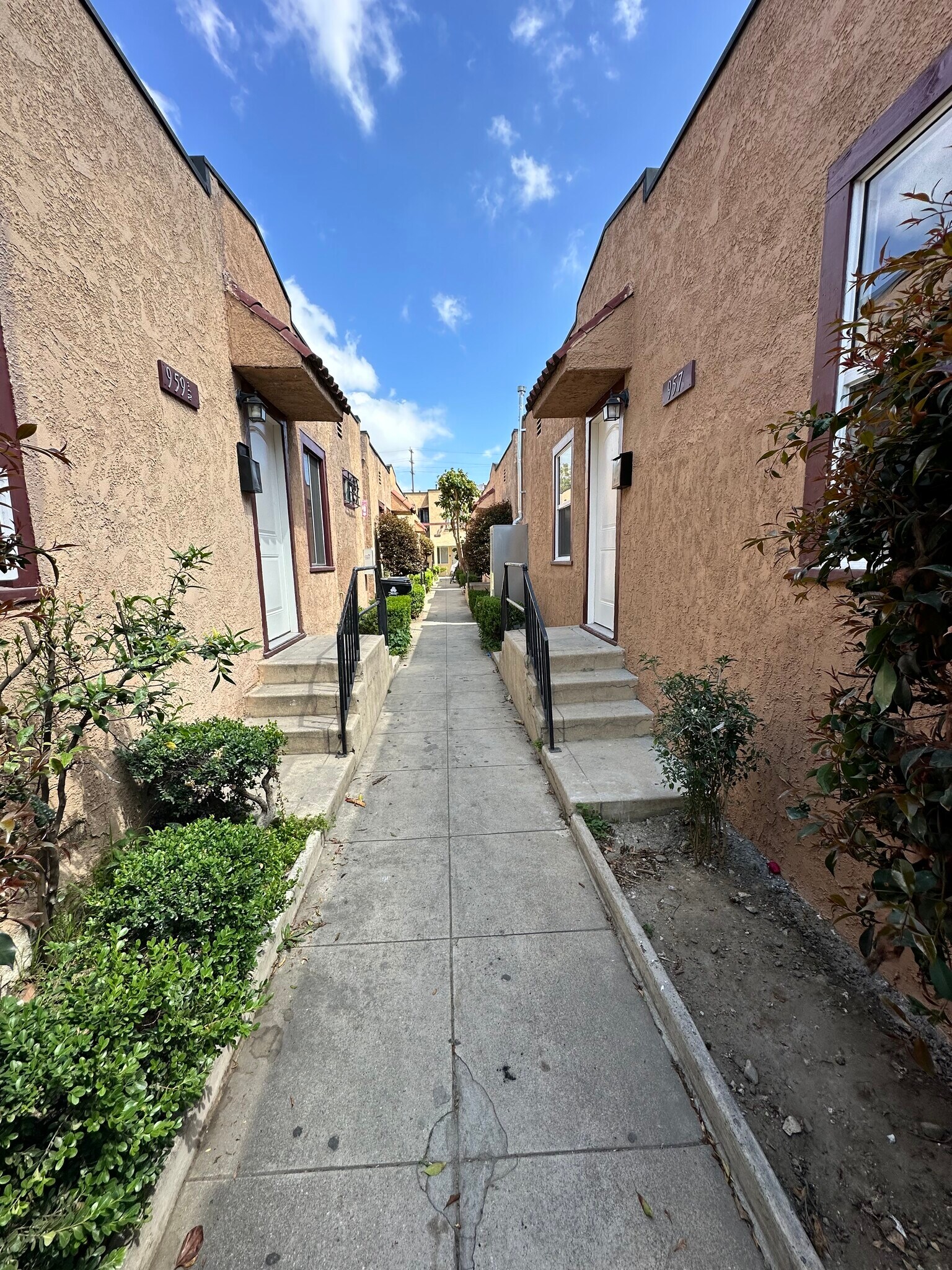 walkway - 957 W 45th St