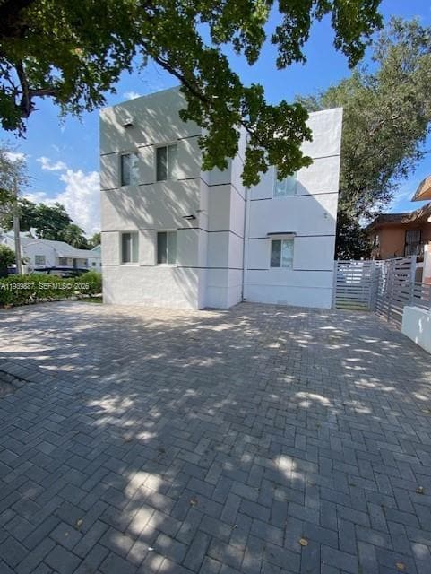 Building Photo - 837 SW 8th Ave