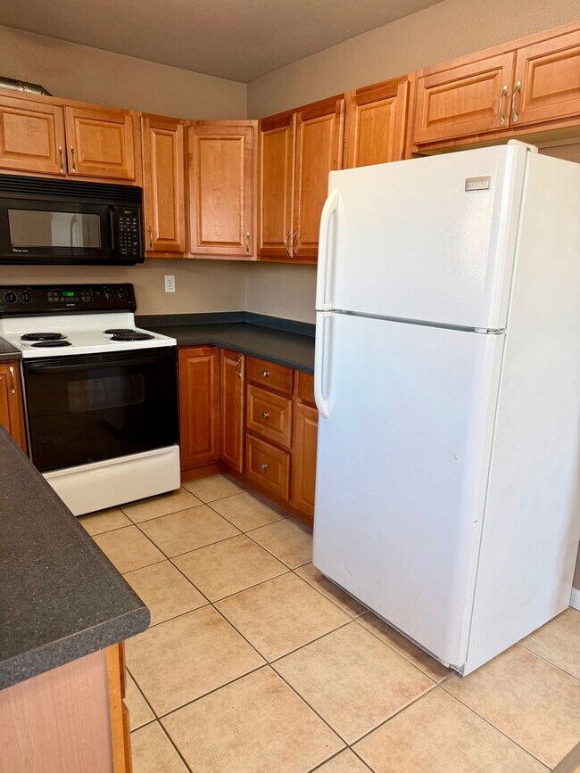 Building Photo - 1250 Balfour Dr