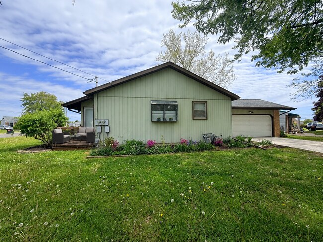 Building Photo - Crestmoor
