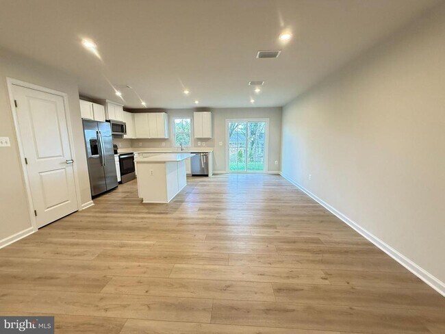 Building Photo - 647 Laurelwood Cir