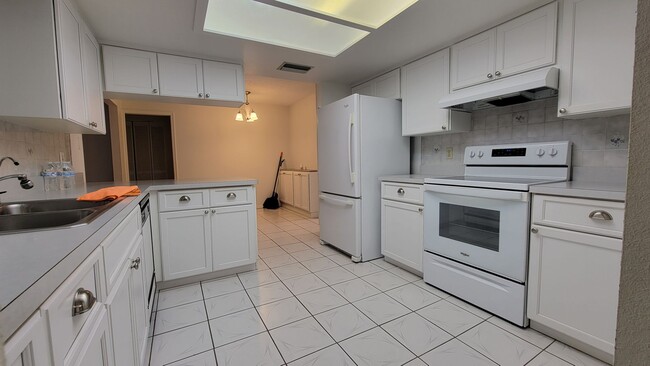 Building Photo - Homosassa 3/2/2 Pool Home