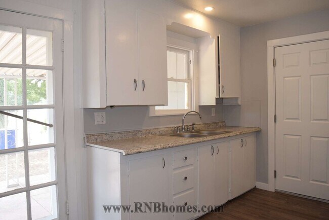 Building Photo - 440 Lampasas Ave