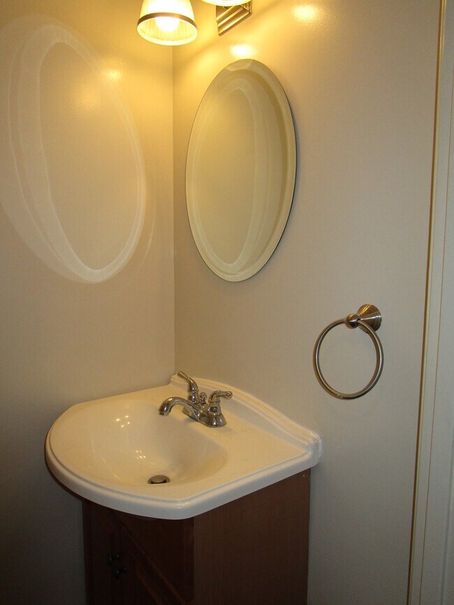 Building Photo - Gorgeous 3 BR/1.5 BA EOG Townhome in Pasad...