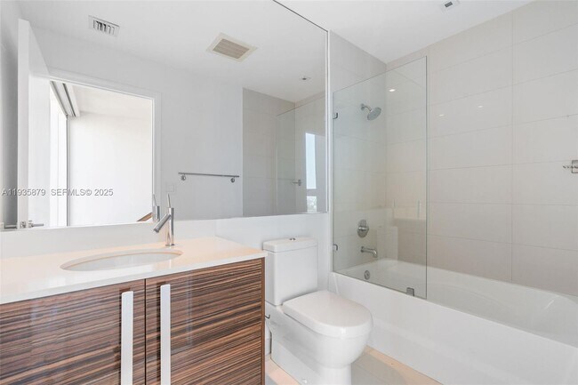 Building Photo - 2020 N Bayshore Dr