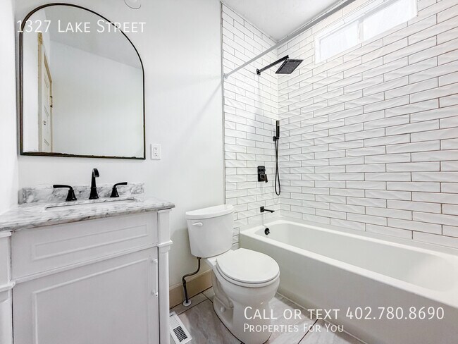 Building Photo - 1327 Lake St