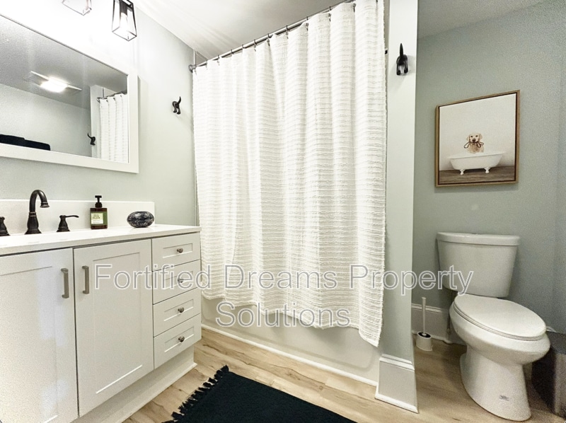 Building Photo - 2240 Queen St