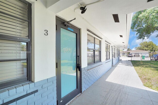 Building Photo - 1730 Acapulco Dr