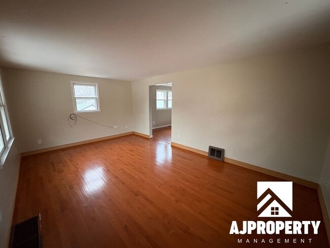 Building Photo - 1925 S Lake Ave