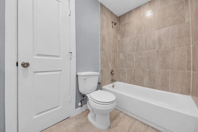 Building Photo - 618 Maple Way St