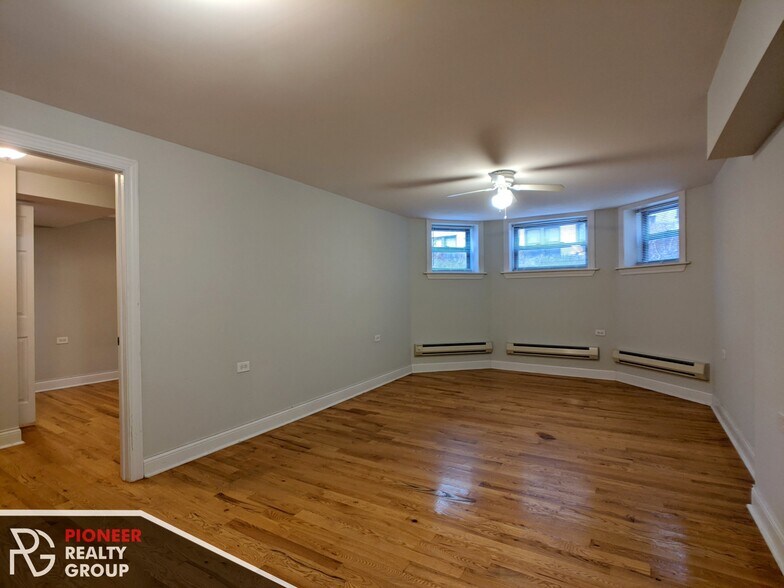 Building Photo - 1126 W Oakdale Ave