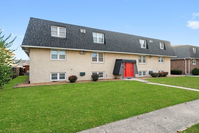 Building Photo - 609 E 3rd St