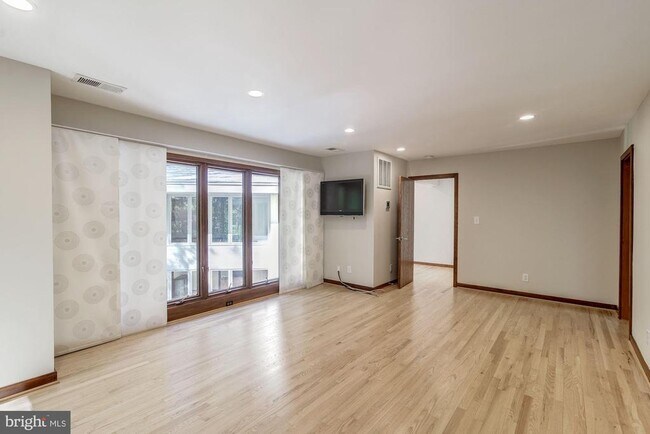 Building Photo - 1325 Darnall Dr