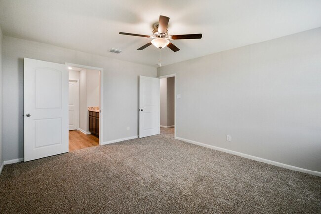 Building Photo - Move-In Ready Home with Spacious Layout and Great Location!