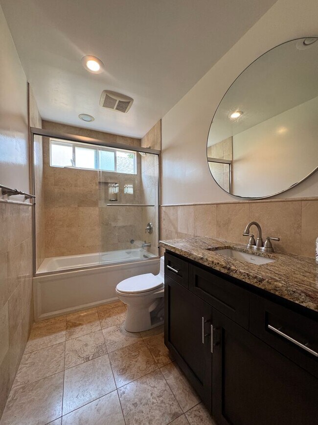 Building Photo - Beautiful 3 Bedroom, 2 Bathroom Home in Prime Santa Monica Location