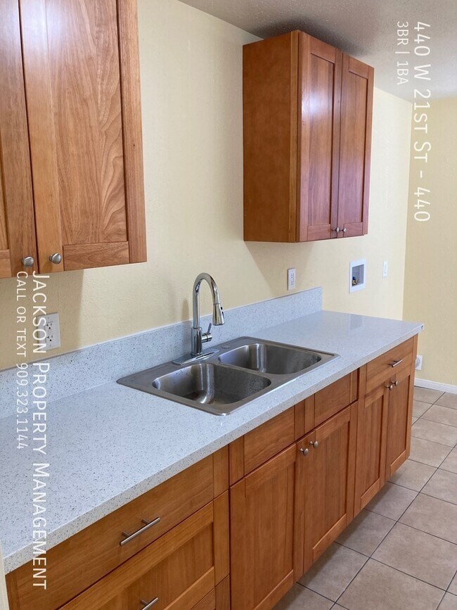 Building Photo - 440 W 21st St