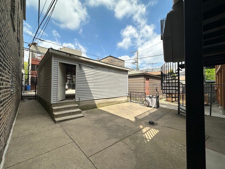 Building Photo - 1516 N Greenview Ave
