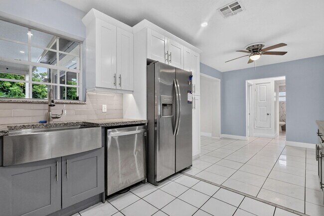 Building Photo - 2707 Bahama Dr