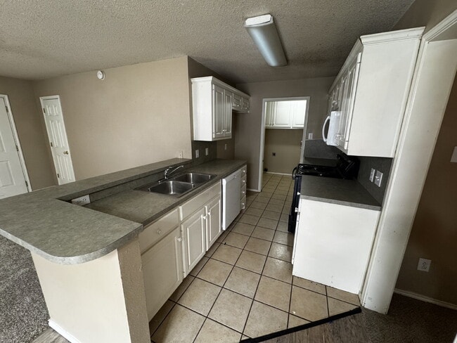 Building Photo - Beautiful Unit on Cul-de-Sac Street Conven...