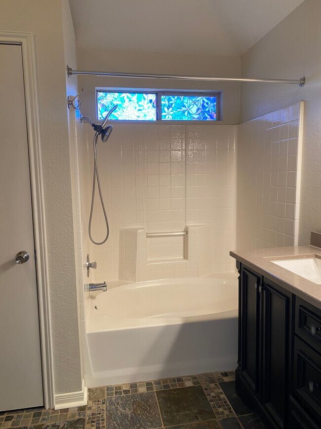 Building Photo - UPDATED 3 BEDROOM, EASY COMMUTE