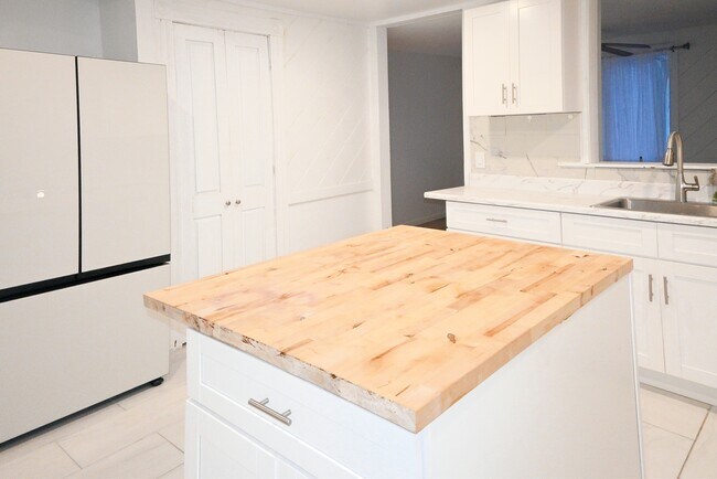 Building Photo - 198 Broad St