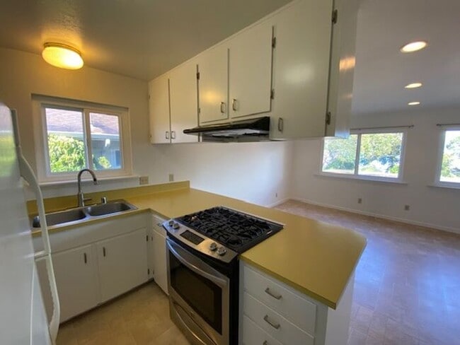 Building Photo - 701 Pine St