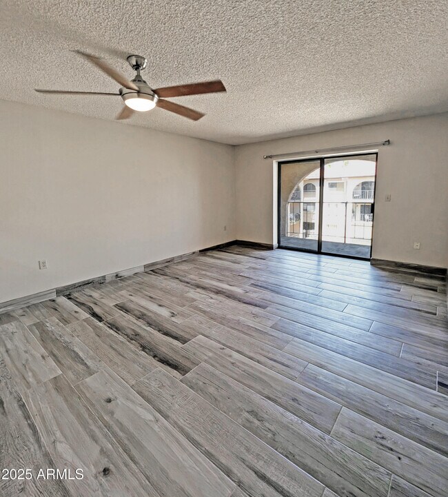 Building Photo - 3033 E Devonshire Ave